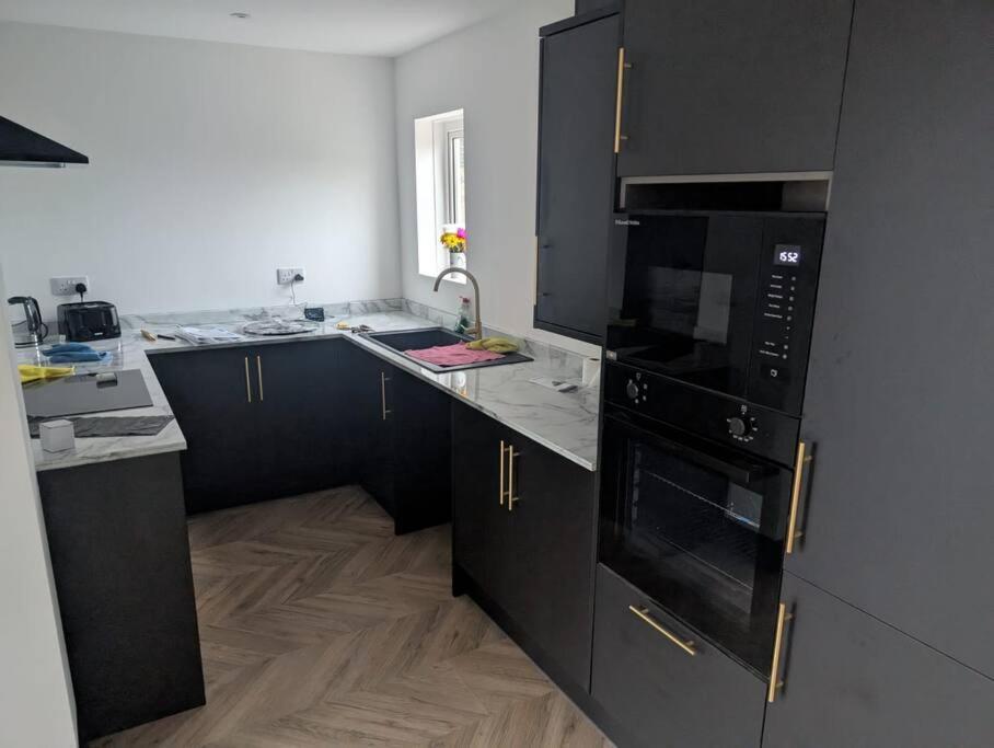 Modern 3Br Home - Private Parking - Tv In Every Bedroom Swansea Extérieur photo