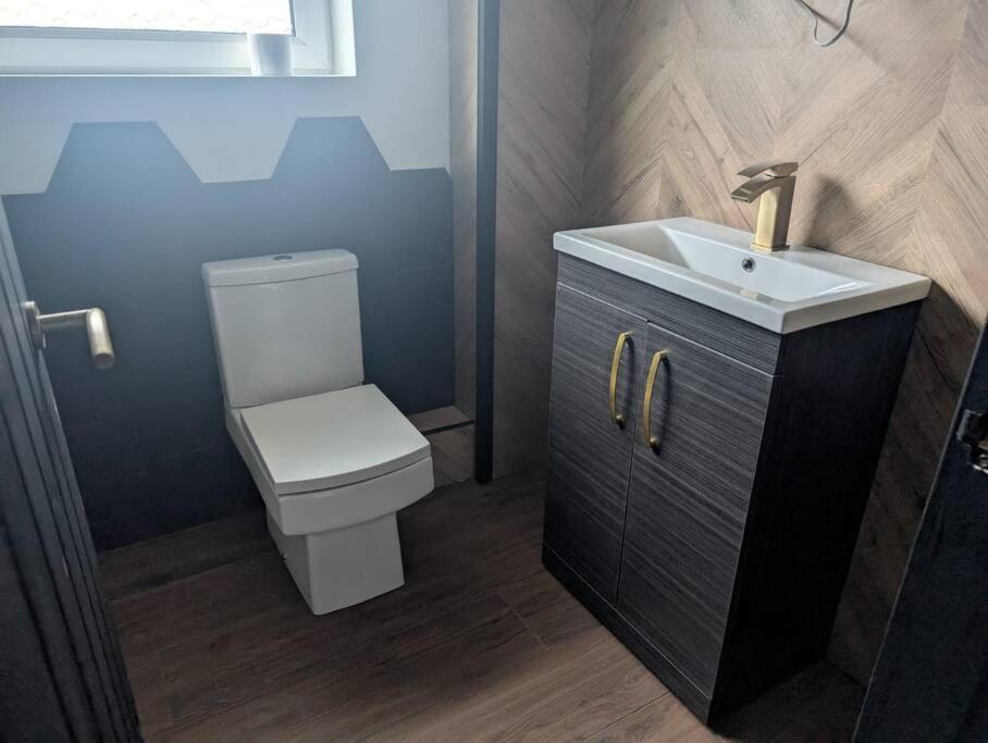 Modern 3Br Home - Private Parking - Tv In Every Bedroom Swansea Extérieur photo
