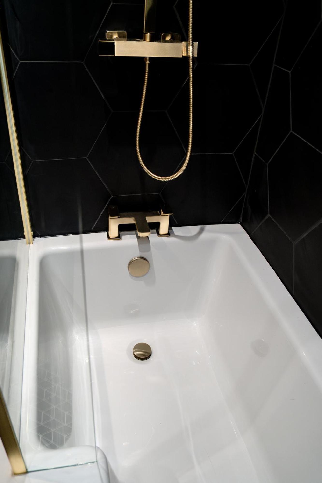 Modern 3Br Home - Private Parking - Tv In Every Bedroom Swansea Extérieur photo