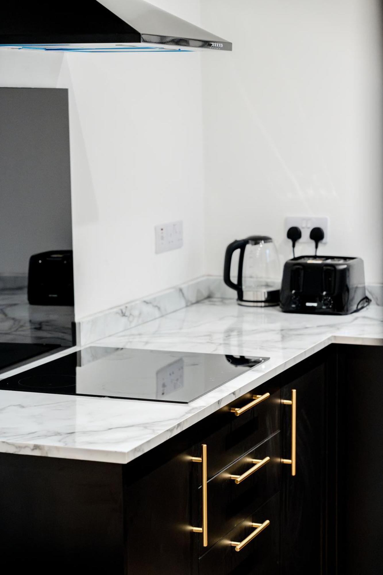Modern 3Br Home - Private Parking - Tv In Every Bedroom Swansea Extérieur photo